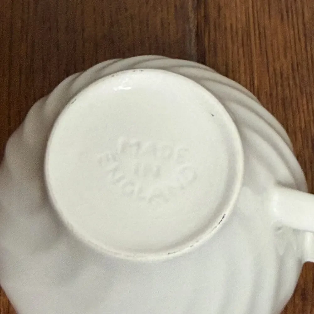Set of 4 Vintage White Johnson Brothers Tea Cup & Saucer